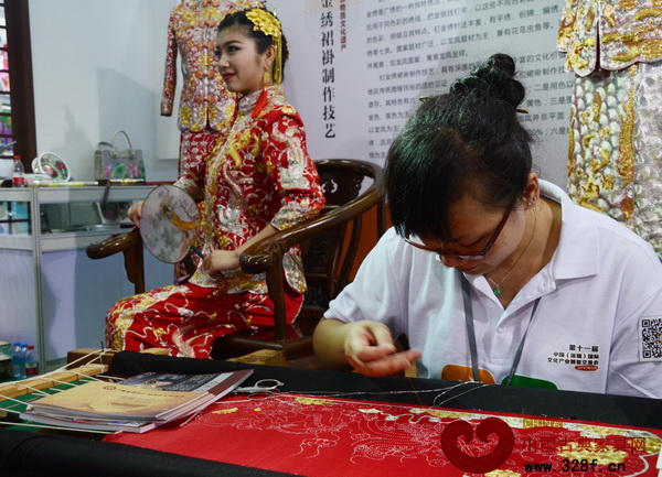 旗袍上活靈活現的刺繡盡顯高貴典雅的風范 旗袍上活靈活現的刺繡盡顯高貴典雅的風范