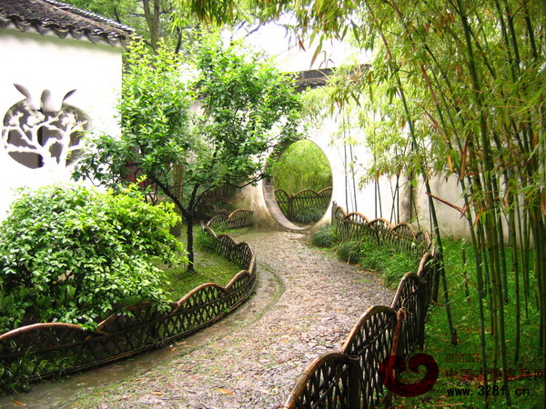 庭院之間以曲徑串聯(lián),頗具幽深之感 庭院之間以曲徑串聯(lián),頗具幽深之感