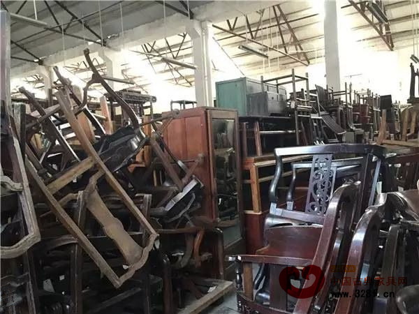 上海老奶奶倉庫里堆放著待修復的古家具 上海老奶奶倉庫里堆放著待修復的古家具