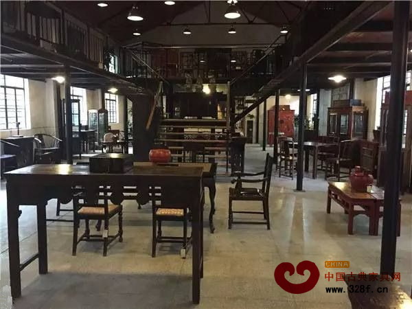 已修復好的古家具整齊地陳列在展廳里 已修復好的古家具整齊地陳列在展廳里