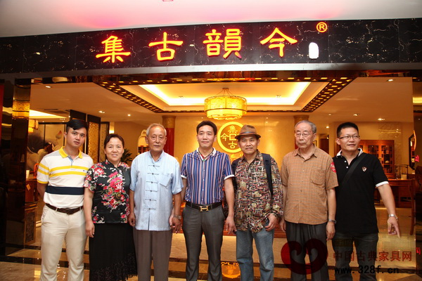 精品品鑒會嘉賓們參觀集古韻今后,對其創意和產品贊譽有加 精品品鑒會嘉賓們參觀集古韻今后,對其創意和產品贊譽有加