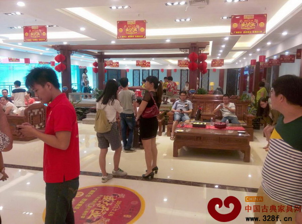 大清御品廣東茂名專賣店開業(yè)當(dāng)天,吸引了眾多消費(fèi)者,場(chǎng)面十分熱鬧 大清御品廣東茂名專賣店開業(yè)當(dāng)天,吸引了眾多消費(fèi)者,場(chǎng)面十分熱鬧