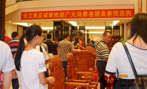 消費者隨專家共同參觀天工雋品展廳,現場人氣爆棚 消費者隨專家共同參觀天工雋品展廳,現場人氣爆棚
