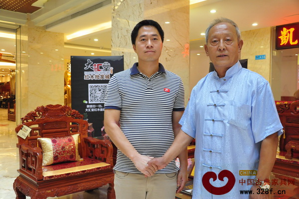 大匯堂總經理胡春龍與故宮家具修復專家、古典家具傳承工藝大師王秀林(右)在精品區合影 大匯堂總經理胡春龍與故宮家具修復專家、古典家具傳承工藝大師王秀林(右)在精品區合影