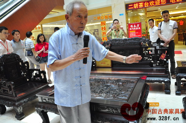 故宮家具修復(fù)專(zhuān)家、古典家具傳承工藝大師王秀林現(xiàn)場(chǎng)點(diǎn)評(píng)銀絲三國(guó)沙發(fā)