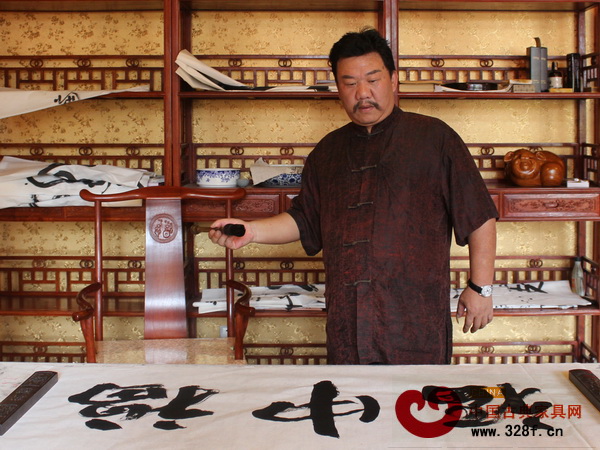 中國傳統工藝大師、明清居董事長金彪云 中國傳統工藝大師、明清居董事長金彪云