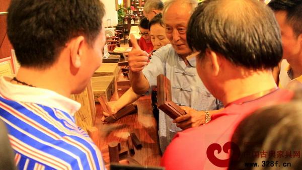 故宮家具修復專家、古典家具傳承工藝大師王秀林為集古韻今家具的榫卯結構點贊 故宮家具修復專家、古典家具傳承工藝大師王秀林為集古韻今家具的榫卯結構點贊