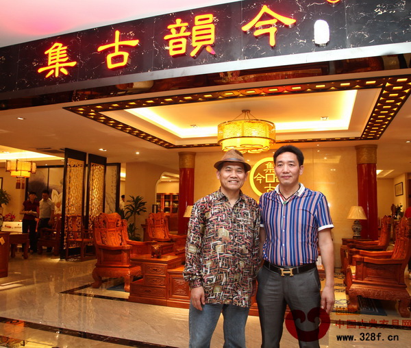 集古韻今總經理陳新平與家具行業(yè)資深媒體人王周(左)合影 集古韻今總經理陳新平與家具行業(yè)資深媒體人王周(左)合影