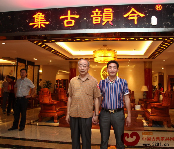 集古韻今總經理陳新平與中國紅木家具技術專家曹新民(左)合影 集古韻今總經理陳新平與中國紅木家具技術專家曹新民(左)合影