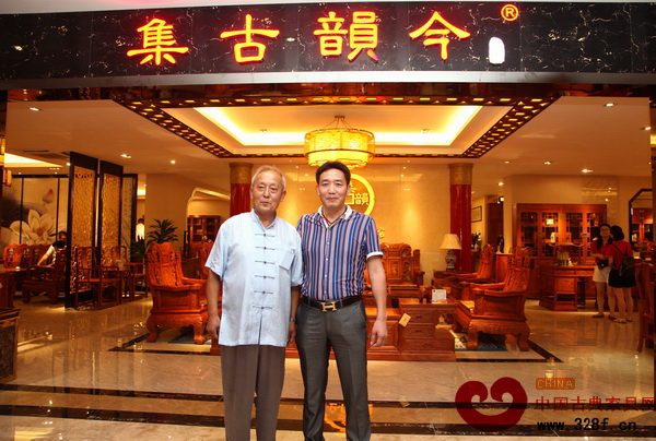 集古韻今總經理陳新平與故宮家具修復專家、古典家具傳承工藝大師王秀林(左)合影 集古韻今總經理陳新平與故宮家具修復專家、古典家具傳承工藝大師王秀林(左)合影