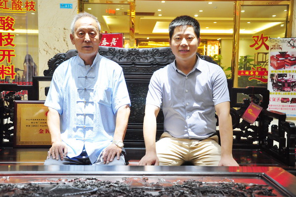 名典紅木董事長(zhǎng)朱永德與故宮家具修復(fù)專(zhuān)家、古典家具傳承工藝大師王秀林合影 名典紅木董事長(zhǎng)朱永德與故宮家具修復(fù)專(zhuān)家、古典家具傳承工藝大師王秀林合影