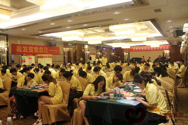 會場中認真學習交流的東成紅木銷售精英