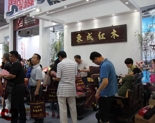 東成紅木攜臻品亮相深圳文博會國際大舞臺