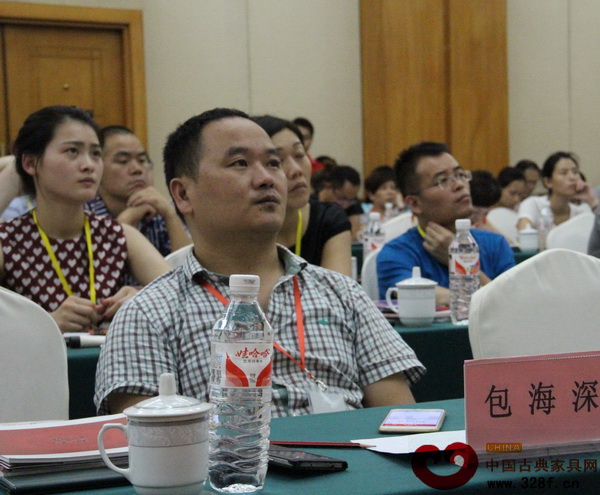 與會的企業領導認真聆聽分享會