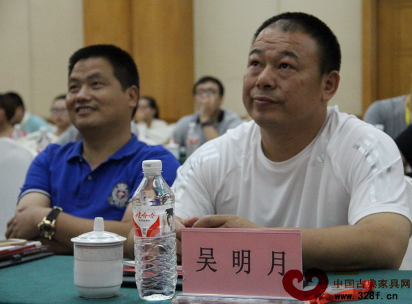 與會的企業領導認真聆聽分享會