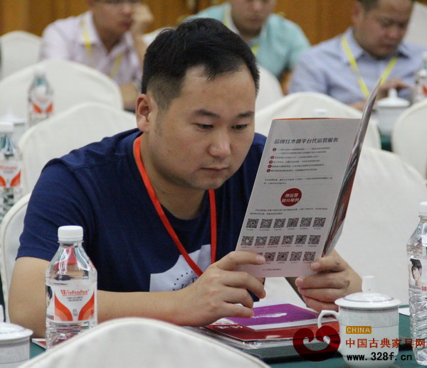 培訓會開始前，學員翻看培訓會相關資料