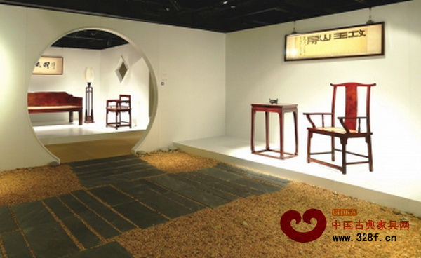 將展覽現場設計成古典園林,明式家具與其相得益彰 將展覽現場設計成古典園林,明式家具與其相得益彰