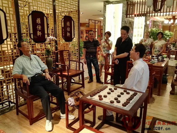 廣東省家具協會會長王克親身體驗雅仕軒紅木的家具,并給予高度贊賞 廣東省家具協會會長王克親身體驗雅仕軒紅木的家具,并給予高度贊賞