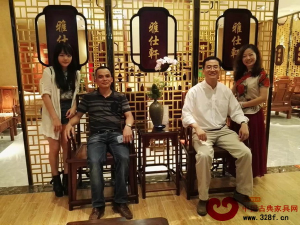 廣東省家具協會會長王克(右二)與雅仕軒紅木總經理陳君(左二)、雅仕軒紅木廣州區域副總經理賀紅英(右一)合影 廣東省家具協會會長王克(右二)與雅仕軒紅木總經理陳君(左二)、雅仕軒紅木廣州區域副總經理賀紅英(右一)合影
