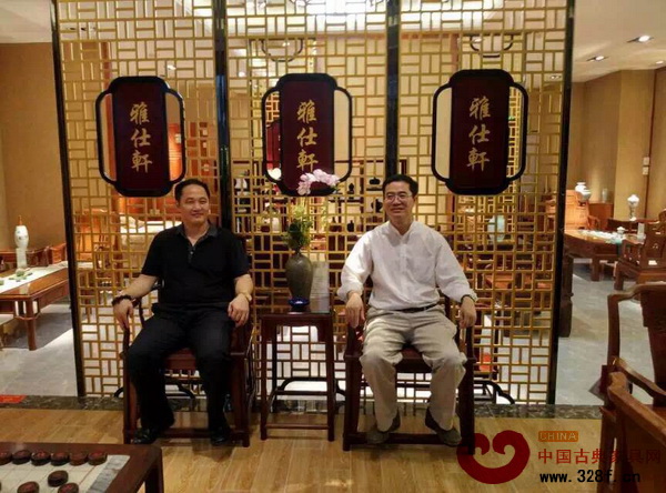 廣東省家具協會會長王克(右)與雅仕軒紅木廣州區域總經理鄭庭華合影 廣東省家具協會會長王克(右)與雅仕軒紅木廣州區域總經理鄭庭華合影