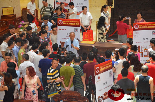 故宮家具修復專家王秀林在中山市紅木古典家具精品鑒賞會現場點評家具,引發熱潮 故宮家具修復專家王秀林在中山市紅木古典家具精品鑒賞會現場點評家具,引發熱潮