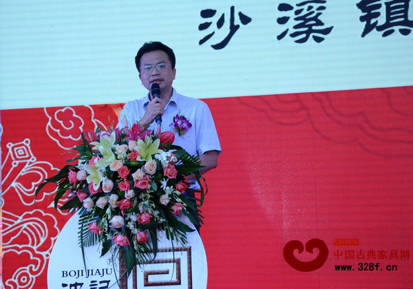沙溪鎮黨委副書記鄒小龍在致辭中表明，波記家具順利通過國家級認證認可，在行業內起到了很好的示范作用