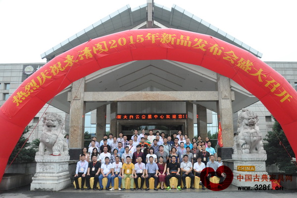 東清閣董事長(zhǎng)以及全體經(jīng)銷商合影留念