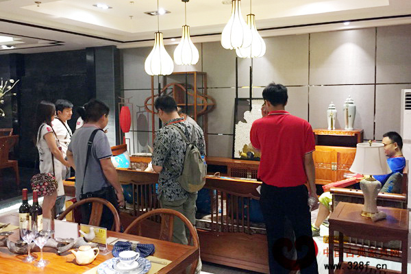 全國品牌紅木家具經(jīng)銷商大會使紅木家具企業(yè)與經(jīng)銷商合作的精準(zhǔn)度進(jìn)一步提升 全國品牌紅木家具經(jīng)銷商大會使紅木家具企業(yè)與經(jīng)銷商合作的精準(zhǔn)度進(jìn)一步提升