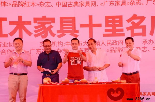 許貴祿上臺敲“旺財金蛋”,贏大獎,一起敲開財富大門 許貴祿上臺敲“旺財金蛋”,贏大獎,一起敲開財富大門