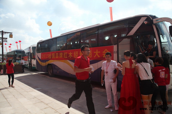 經(jīng)銷商大會所有經(jīng)銷商乘坐多輛大巴實地走訪推薦名企 經(jīng)銷商大會所有經(jīng)銷商乘坐多輛大巴實地走訪推薦名企