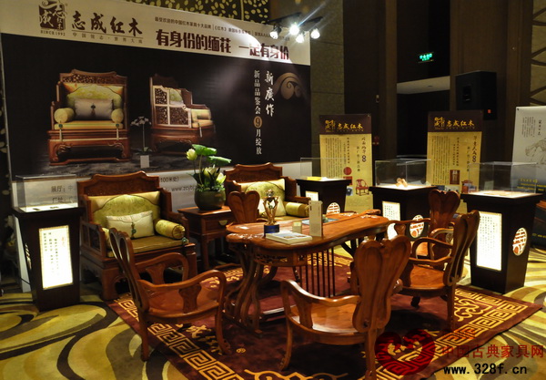 志成紅木在“新廣作”新品發布會會場為參會者展示了其代表作 志成紅木在“新廣作”新品發布會會場為參會者展示了其代表作