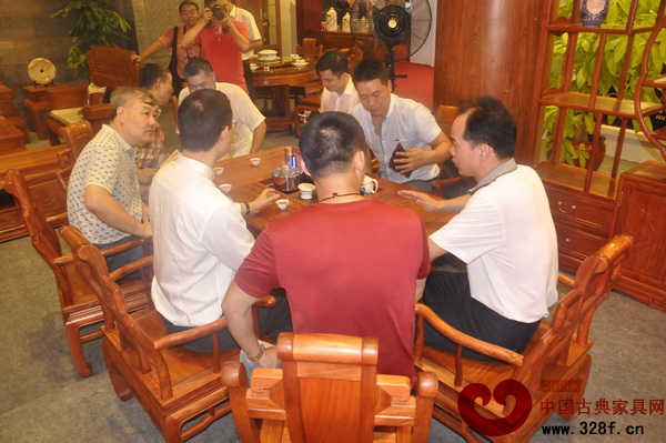 廣東省家具協(xié)會會長王克,中山市大涌鎮(zhèn)黨委書記黃紅全,原故宮博物院文保科技部主任曹靜樓,廣東省家具協(xié)會副會長李禮及紅博城董事長林孟禮、弘木傳媒CEO林偉華與天工雋品董事長林子昌在天工雋品位于紅博城的展廳內(nèi)交流中山紅木產(chǎn)業(yè)發(fā)展現(xiàn)狀 廣東省家具協(xié)會會長王克,中山市大涌鎮(zhèn)黨委書記黃紅全,原故宮博物院文保科技部主任曹靜樓,廣東省家具協(xié)會副會長李禮及紅博城董事長林孟禮、弘木傳媒CEO林偉華與天工雋品董事長林子昌在天工雋品位于紅博城的展廳內(nèi)交流中山紅木產(chǎn)業(yè)發(fā)展現(xiàn)狀