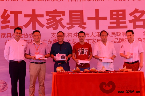 天工雋品(右三)作為紅博城首批星級客戶,隆重進(jìn)行了進(jìn)場裝修的交接儀式 天工雋品(右三)作為紅博城首批星級客戶,隆重進(jìn)行了進(jìn)場裝修的交接儀式