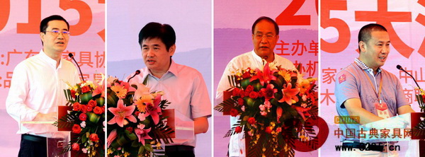 從左起依次為,廣東省家具協(xié)會會長王克、大涌鎮(zhèn)黨委委員謝巧明、中山市紅木家具行業(yè)協(xié)會會長蕭照興、品牌紅木家具經(jīng)銷商聯(lián)盟執(zhí)行主席石立峰上臺致辭 從左起依次為,廣東省家具協(xié)會會長王克、大涌鎮(zhèn)黨委委員謝巧明、中山市紅木家具行業(yè)協(xié)會會長蕭照興、品牌紅木家具經(jīng)銷商聯(lián)盟執(zhí)行主席石立峰上臺致辭