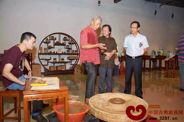 廣東省木雕專業(yè)委員會主任、中國工藝美術大師辜柳希(右二),中山市沙溪鎮(zhèn)黨委副書記、鎮(zhèn)長陳順葆(右一)參觀陶瓷展 廣東省木雕專業(yè)委員會主任、中國工藝美術大師辜柳希(右二),中山市沙溪鎮(zhèn)黨委副書記、鎮(zhèn)長陳順葆(右一)參觀陶瓷展
