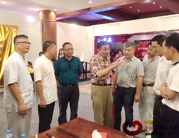 廣東省家具協(xié)會會長王克(右二)、廣東省家具協(xié)會副會長李禮(右四)、故宮專家曹靜樓(右五)、大涌鎮(zhèn)黨委書記黃紅(右一)、紅博城董事長林孟禮(左二)、紅博城總經(jīng)理林志洪(左一)等領(lǐng)導(dǎo)嘉賓參觀南枝紅紅木展位 廣東省家具協(xié)會會長王克(右二)、廣東省家具協(xié)會副會長李禮(右四)、故宮專家曹靜樓(右五)、大涌鎮(zhèn)黨委書記黃紅(右一)、紅博城董事長林孟禮(左二)、紅博城總經(jīng)理林志洪(左一)等領(lǐng)導(dǎo)嘉賓參觀南枝紅紅木展位