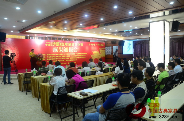 中山市沙溪鎮黨委委員肖亦寧在閉幕會上作文化節成果通報 中山市沙溪鎮黨委委員肖亦寧在閉幕會上作文化節成果通報