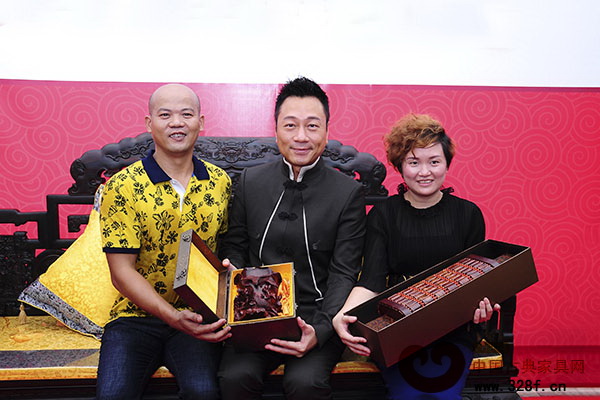 頌泰紅木董事長肖旭、董事長夫人麥心開為黎耀祥精心準備禮品,并合影留念 頌泰紅木董事長肖旭、董事長夫人麥心開為黎耀祥精心準備禮品,并合影留念