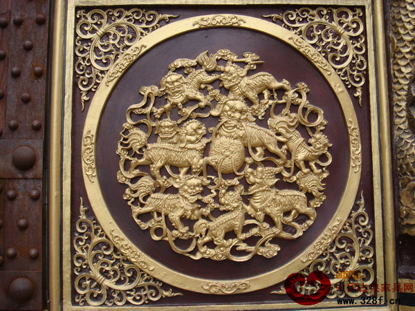 木雕藝術與貼金藝術造就了金漆木雕的傳奇(圖為獅子耍繡球) 木雕藝術與貼金藝術造就了金漆木雕的傳奇(圖為獅子耍繡球)