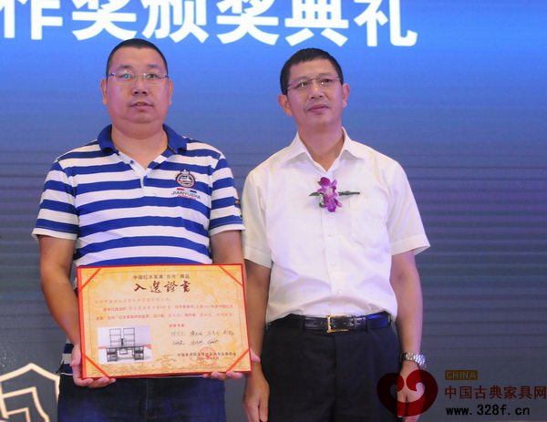 東陽市人民政府副市長陳軍(右)為九龍堂頒發“東作”獎特別金獎證書 東陽市人民政府副市長陳軍(右)為九龍堂頒發“東作”獎特別金獎證書