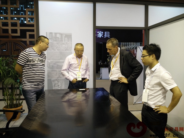 第21屆中國國際家具展覽會期間,九龍堂家具吸引了外賓的廣泛關注 第21屆中國國際家具展覽會期間,九龍堂家具吸引了外賓的廣泛關注