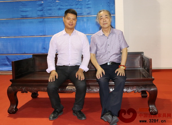 中國明式家具研究所原所長濮安國(右)為華夏一品的獲獎作品點評后,與總經理張拓合影 中國明式家具研究所原所長濮安國(右)為華夏一品的獲獎作品點評后,與總經理張拓合影