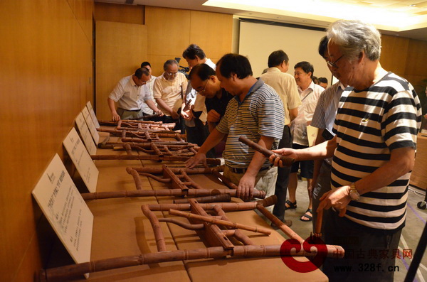 眾專家現(xiàn)場(chǎng)仔細(xì)觀看泰和園“當(dāng)代君子”竹節(jié)椅的制作過(guò)程及工藝 眾專家現(xiàn)場(chǎng)仔細(xì)觀看泰和園“當(dāng)代君子”竹節(jié)椅的制作過(guò)程及工藝