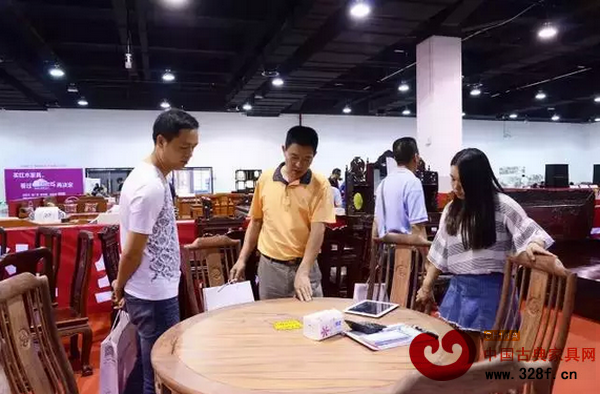 消費(fèi)者在現(xiàn)場(chǎng)采購(gòu)紅木家具 消費(fèi)者在現(xiàn)場(chǎng)采購(gòu)紅木家具