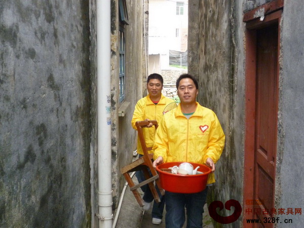 2009年任職村官期間,大匯堂紅木總經理胡春龍幫助孤寡老人搬家 2009年任職村官期間,大匯堂紅木總經理胡春龍幫助孤寡老人搬家