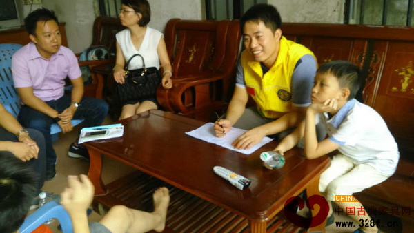 大匯堂紅木總經理胡春龍在中山三角扶志助飛服務活動中走訪居民家庭了解相關情況 大匯堂紅木總經理胡春龍在中山三角扶志助飛服務活動中走訪居民家庭了解相關情況