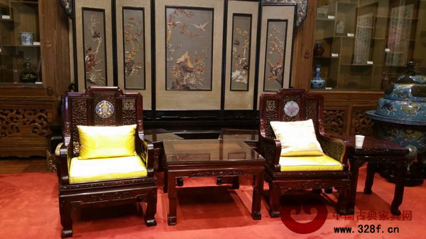 由瑞昇家居提供軟裝、紅寶軒紅木生產的新品景泰藍家具,被釣魚臺國賓館選用 由瑞昇家居提供軟裝、紅寶軒紅木生產的新品景泰藍家具,被釣魚臺國賓館選用