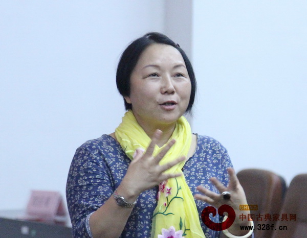 中國新中式文化研究院執行院長劉曉紅為學子們講解她對“新中式”家具設計的深刻體會 中國新中式文化研究院執行院長劉曉紅為學子們講解她對“新中式”家具設計的深刻體會