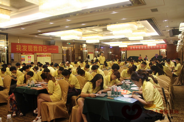 會場中認真學習交流的東成紅木銷售精英