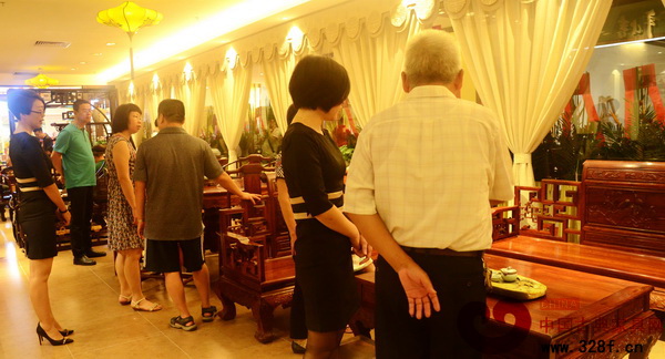 開業當日,南枝紅紅木廣州馬會家居店以親民的價格,完美的工藝迎來了眾多紅木愛好的問詢 開業當日,南枝紅紅木廣州馬會家居店以親民的價格,完美的工藝迎來了眾多紅木愛好的問詢